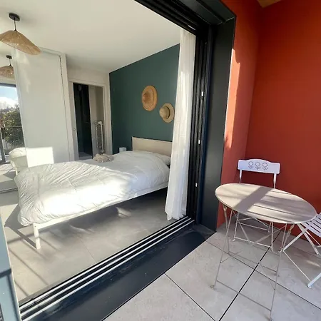 Spacious House For 8 People 度假居